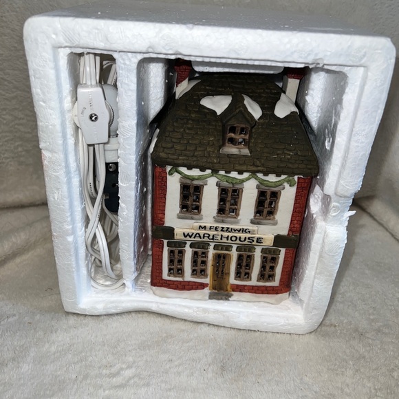Dept 56 Dickens Village Series 1986 FEZZIWIG'S WAREHOUSE 65005 - Retired - Picture 2 of 8